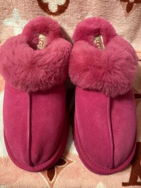 UGG NEW Women's Disquette slippers in the bright "Dark Peony" (hot pink) Size9